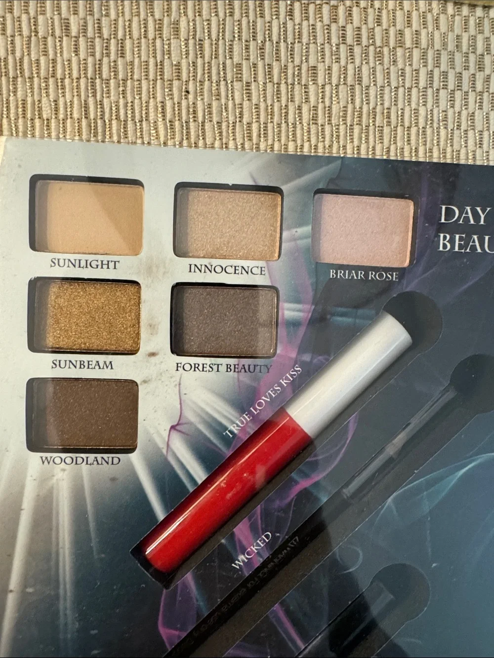 e.l.f. Disney Good vs Evil Beauty Book - sleeping beauty/maleficent